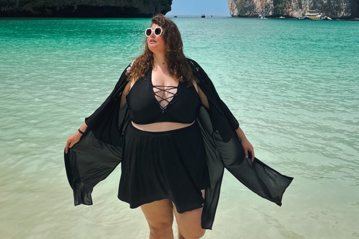 Plus size travel creator Beck of Manfattan posing outdoors